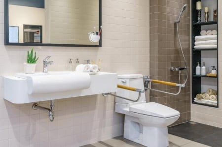 Am&eacute;nagement d'une salle de bains PMR, normes et &eacute;quipements